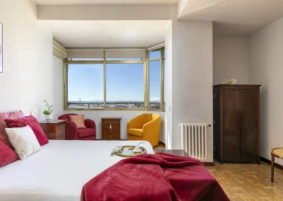 Imagen del dormitorio principal después del Home Staging, utilizando mobiliario existente, mejorando la distribución y destacando las vistas al subir los estores.