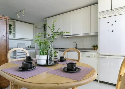 Imagen del office con estilismo de Home Staging, transformado en un espacio atractivo y acogedor para captar la atención de compradores potenciales.