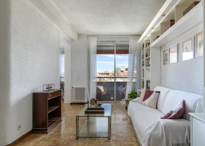 Imagen del salón después del Home Staging, con las impresionantes vistas de la terraza de fondo, que realzan la luminosidad y amplitud del espacio.