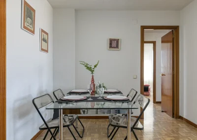 Imagen del comedor después del Home Staging, aprovechando el mobiliario existente para crear un comedor atractivo y funcional.